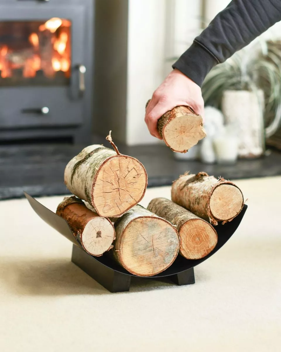 Detailansicht halbmondförmiger Metallkorpus mit Holzauflagen Detailansicht halbmondförmiger Metallkorpus mit Holzauflagen